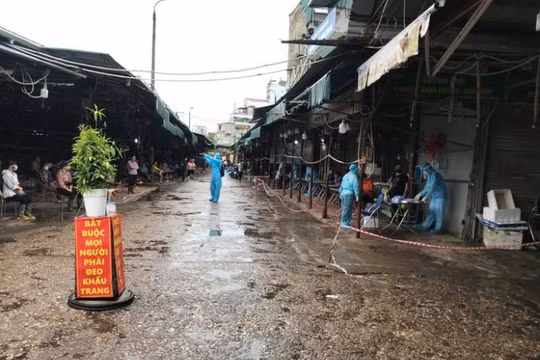 Hà Nội khẩn cấp tìm người từng đến chợ Đồng Xa