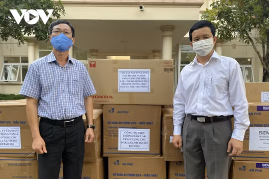 VOV Tây Nguyên tặng CDC Đắk Lắk nhiều trang thiết bị y tế chống dịch