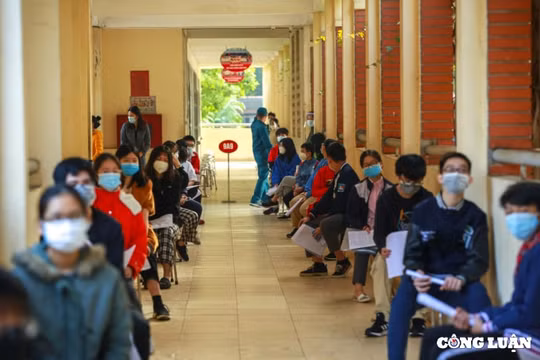 Hà Nội: Học sinh lớp 9 xếp hàng chờ tiêm vắc xin phòng COVID-19