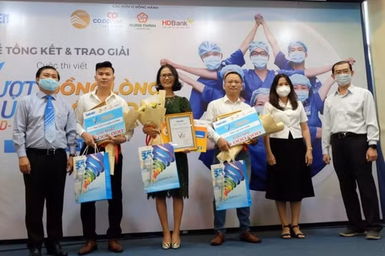 Trao 19 giải tại cuộc thi “Vượt qua COVID-19 - Đồng lòng chống dịch”