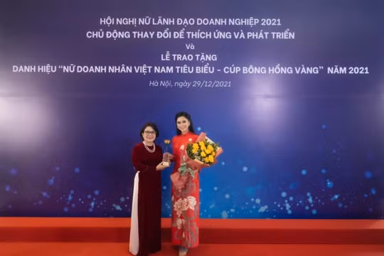 CEO IPPG – doanh nhân Lê Hồng Thuỷ Tiên tiếp tục nhận giải Bông Hồng Vàng lần 3