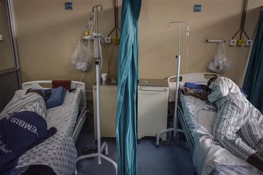 Tỷ lệ tử vong do COVID-19 tăng mạnh ở khu vực châu Phi và Đông Nam Á
