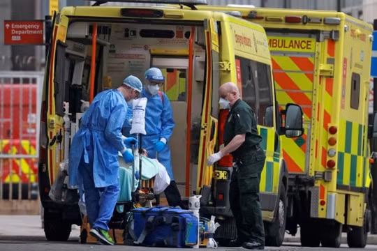 Anh tái kích hoạt các bệnh viện dã chiến, đóng cửa các trường tiểu học ở London