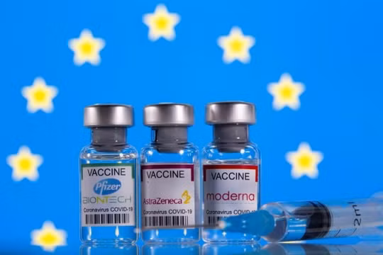 EU mở rộng lệnh cấm xuất khẩu vắc xin sang Anh