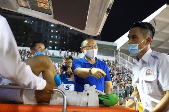 Truyền thông Thái Lan: “Tiền vệ tuyển Việt Nam gặp chấn thương đáng sợ”