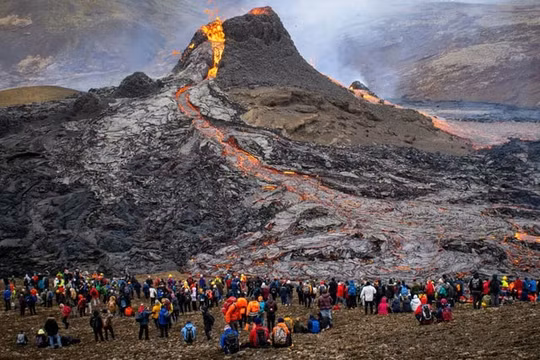 Khoảnh khắc núi lửa tại Iceland phun trào tuyệt đẹp được ghi lại bởi flycam