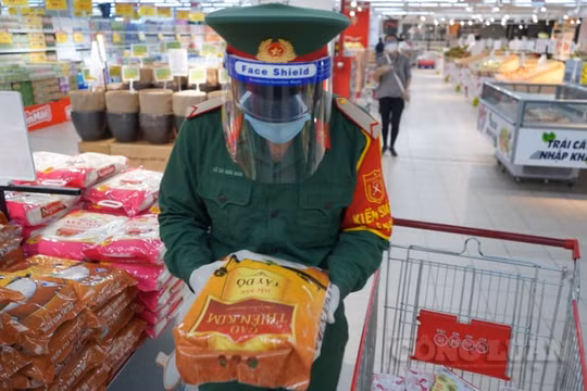 Thủ tướng đề nghị Bộ Công an xử lý nghiêm hành vi "bom hàng" đi chợ hộ
