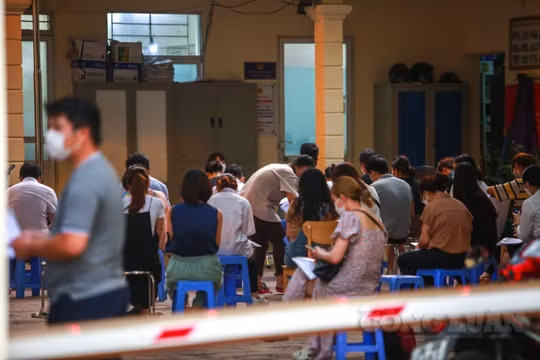 Hà Nội: Rất đông người dân chờ tới tối ở phường Mễ Trì vẫn chưa xin được giấy đi đường