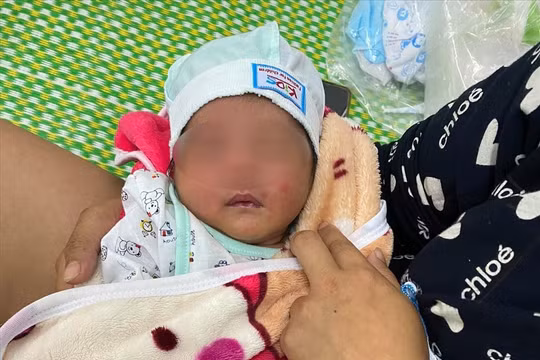 Thanh Hóa: Phát hiện bé trai sơ sinh bị bỏ rơi dưới chân núi