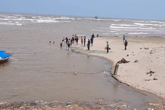 Nam Định: Công an, Bộ đội biên phòng, thợ lặn thâu đêm tìm kiếm 3 học sinh mất tích