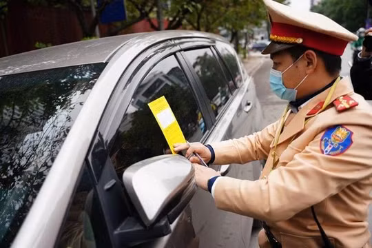Gần 700 ô tô dừng đỗ sai quy định bị dán thông báo “phạt nguội”