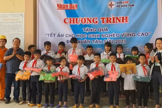 Báo Nhân Dân trao hơn 200 áo ấm cho học sinh dân tộc thiểu số tại tỉnh Kon Tum