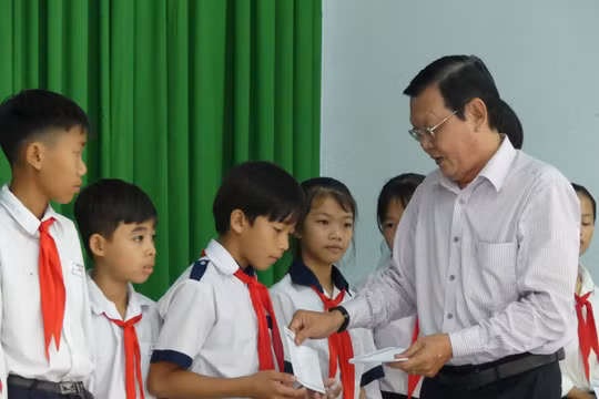 Báo SGGP và Hội Nhà báo TPHCM tặng học bổng cho học sinh nghèo hiếu học huyện Tân Biên