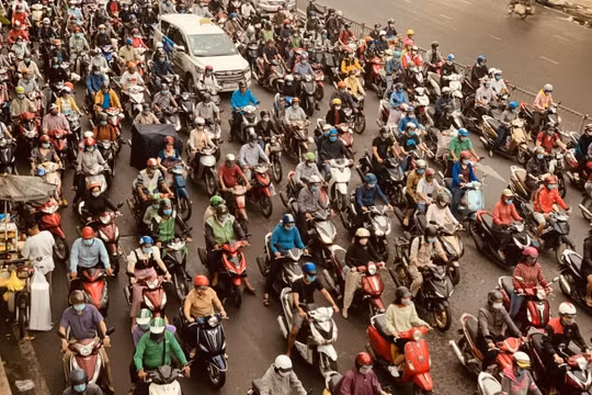 Mưa lớn đầu mùa gây ngập nước, kẹt xe, cây ngã... nhiều nơi ở Nam bộ