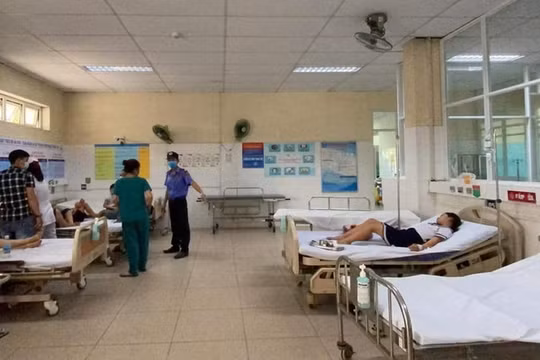 Hơn 30 học sinh phải nhập viện, nghi ngộ độc do chơi đất nặn slam