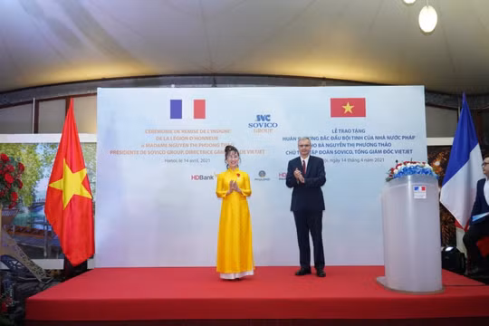 Nữ doanh nhân Nguyễn Thị Phương Thảo nhận Huân chương Bắc đẩu bội tinh của Nhà nước Pháp trao tặng