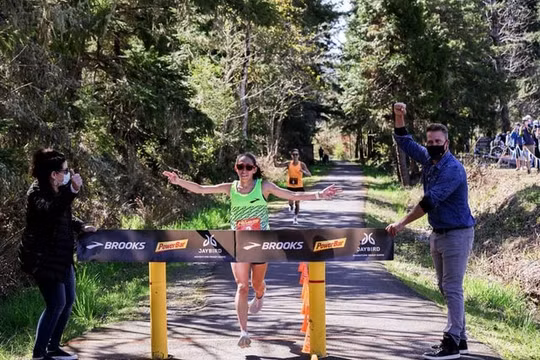 Nữ VĐV đầu tiên đạt kỷ lục chạy 50km chưa đầy 3 giờ đồng hồ