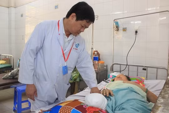 Đắp lá sim điều trị vết thương, người phụ nữ phải cắt cụt chân