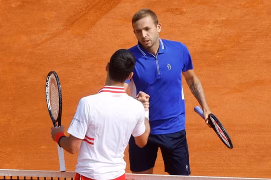 Tay vợt Djokovic thất bại trận đầu tiên năm 2021