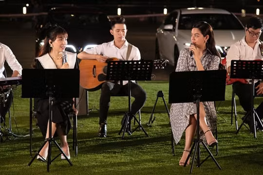 Hòa Minzy, Phạm Quỳnh Anh hát 'Mình yêu nhau nhé anh'