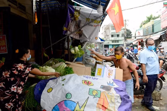TP. HCM: Nhiều tiểu thương tỏ ra bất ngờ khi bị yêu cầu dẹp bỏ chợ tự phát