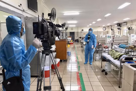 Tác nghiệp nơi “tuyến lửa” Covid-19: Đằng sau bản tin, bài viết là những khoảnh khắc nghiêng lòng…