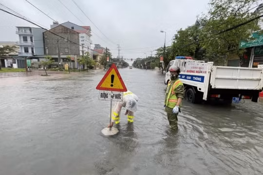 Mưa xối xả kéo dài, nhiều tuyến đường ở thành phố Hà Tĩnh ngập sâu trong nước
