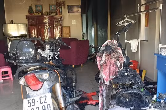 Lâm Đồng: Kẻ ngáo đá đổ xăng đốt nhà, đâm 2 con bị thương vong