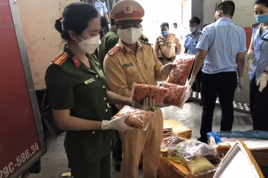 Phát hiện 10 tấn cánh gà, nầm lợn, râu bạch tuộc đông lạnh không rõ nguồn gốc