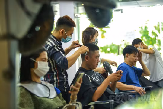 Người dân Hà Nội đổ xô đi cắt tóc, thợ hối hả làm gấp 3 lần ngày thường