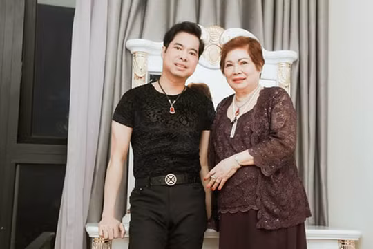 Ca sĩ Ngọc Sơn không thể về chịu tang mẹ vì dịch COVID-19