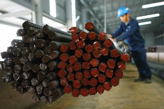 Chứng khoán đồng loạt giảm, cổ phiếu ngành thép đi ngược dòng