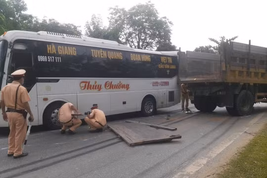 Tuyên Quang: Xe khách đấu đầu xe tải trên QL2, 15 người thoát nạn