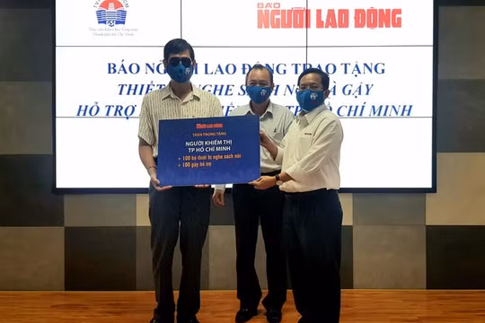 Báo Người Lao Động tặng thiết bị nghe sách nói và gậy cho người khiếm thị