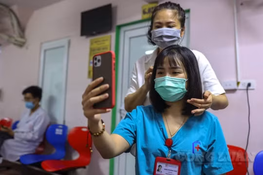 “Salon tóc đặc biệt tại bệnh viện” và “cuộc xuống tóc” cho hàng trăm y, bác sĩ lên đường chống dịch