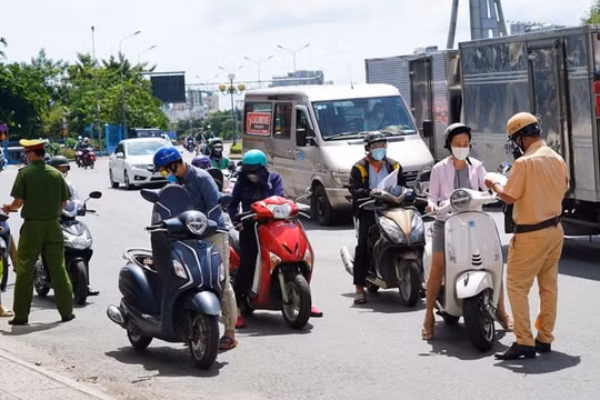 Hàng loạt tỉnh, thành kéo dài thời gian giãn cách theo Chỉ thị 16