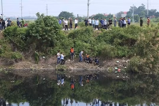 Hà Nội: Phát hiện thi thể nam giới trong bao tải dưới ao