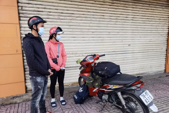 Xúc động câu chuyện CSGT hỗ trợ người dân trên đường gặp khó vì dịch COVID-19