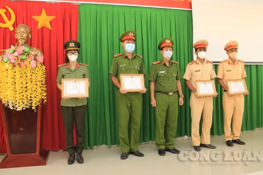 Khen thưởng 4 cán bộ công an hỗ trợ gia đình hoàn thành cách ly về nhà an toàn