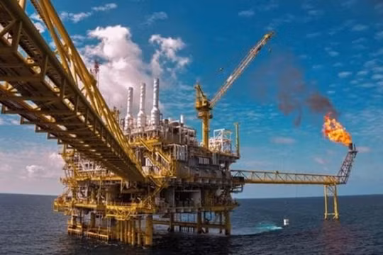Giá xăng dầu hôm nay 31/7: Dầu Brent trở lại ngưỡng 76 USD/thùng