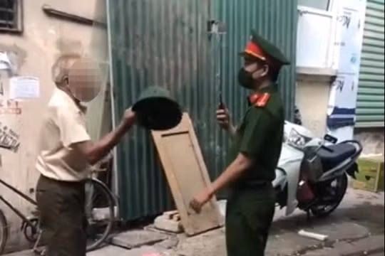Hà Nội: Phạt 2 triệu đồng đối với ông cụ dùng mũ cối đập vào mặt công an