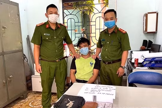 Khởi tố vụ án, bị can đối tượng mua cả bánh heroin về "sử dụng"