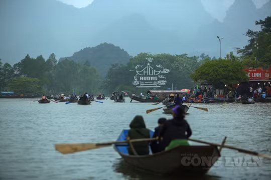 Hà Nội: Hơn 2 vạn người đến chùa Hương trong ngày đầu tiên mở cửa trở lại