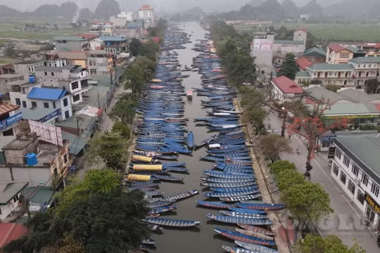 Ngày đầu mở cửa trở lại, Chùa Hương đón hơn 2 vạn du khách
