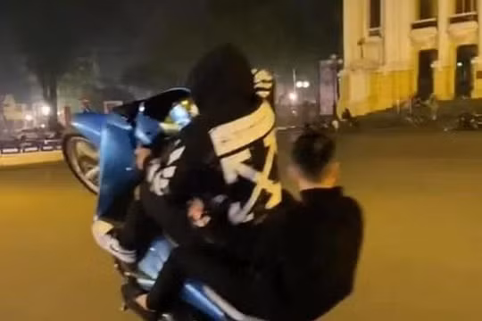 Xử phạt hơn 8 triệu đồng 2 nam thanh niên "bốc đầu" xe máy trước cửa Nhà hát Lớn