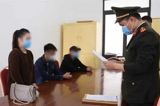 Nữ giáo viên và nhân viên ngân hàng bị xử phạt do không khai báo y tế