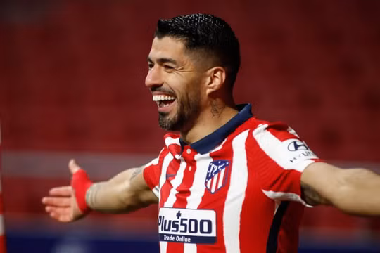 Luis Suarez phá kỷ lục ghi bàn của Ronaldo