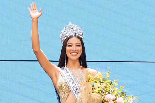 Á hậu Kim Duyên được trao vương miện thi Hoa hậu Hoàn vũ