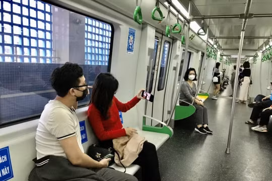 Lượng hành khách đi tàu điện Cát Linh - Hà Đông giảm hẳn trong ngày đầu bán vé