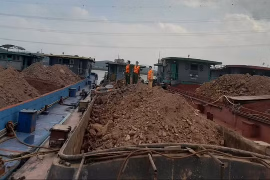 Bắc Giang: Bắt giữ 5 tàu chở đất không có giấy tờ chứng minh nguồn gốc